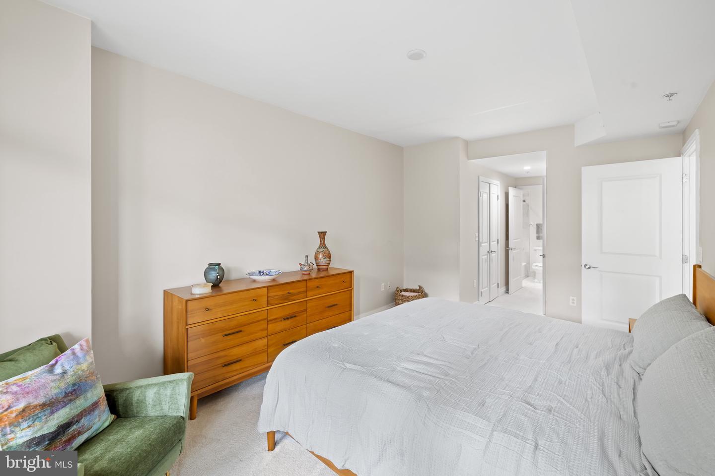 8220 CRESTWOOD HEIGHTS DR #213, MCLEAN, Virginia 22102, 1 Bedroom Bedrooms, ,1 BathroomBathrooms,Residential,For sale,8220 CRESTWOOD HEIGHTS DR #213,VAFX2256032 MLS # VAFX2256032