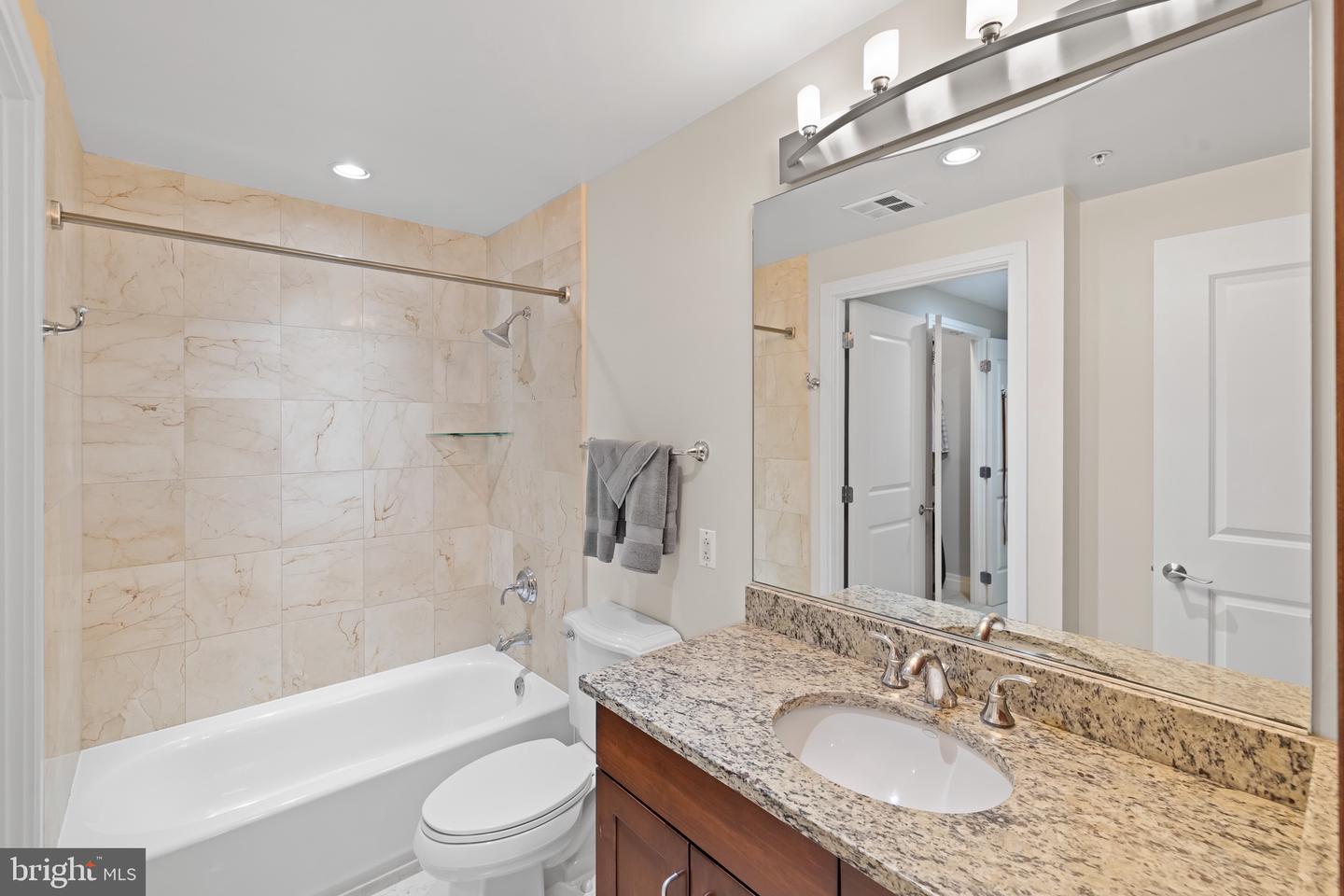 8220 CRESTWOOD HEIGHTS DR #213, MCLEAN, Virginia 22102, 1 Bedroom Bedrooms, ,1 BathroomBathrooms,Residential,For sale,8220 CRESTWOOD HEIGHTS DR #213,VAFX2256032 MLS # VAFX2256032