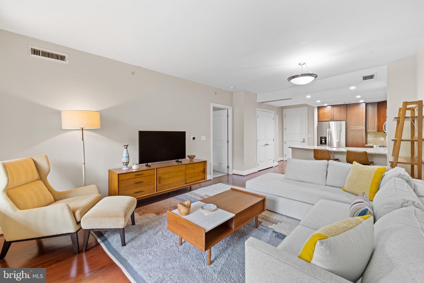 8220 CRESTWOOD HEIGHTS DR #213, MCLEAN, Virginia 22102, 1 Bedroom Bedrooms, ,1 BathroomBathrooms,Residential,For sale,8220 CRESTWOOD HEIGHTS DR #213,VAFX2256032 MLS # VAFX2256032