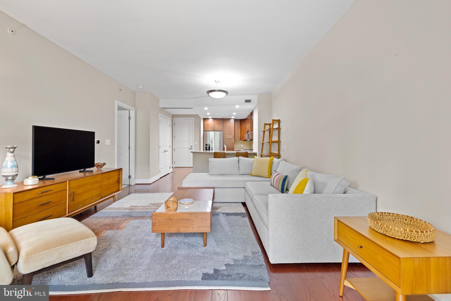 8220 CRESTWOOD HEIGHTS DR #213, MCLEAN, Virginia 22102, 1 Bedroom Bedrooms, ,1 BathroomBathrooms,Residential,For sale,8220 CRESTWOOD HEIGHTS DR #213,VAFX2256032 MLS # VAFX2256032