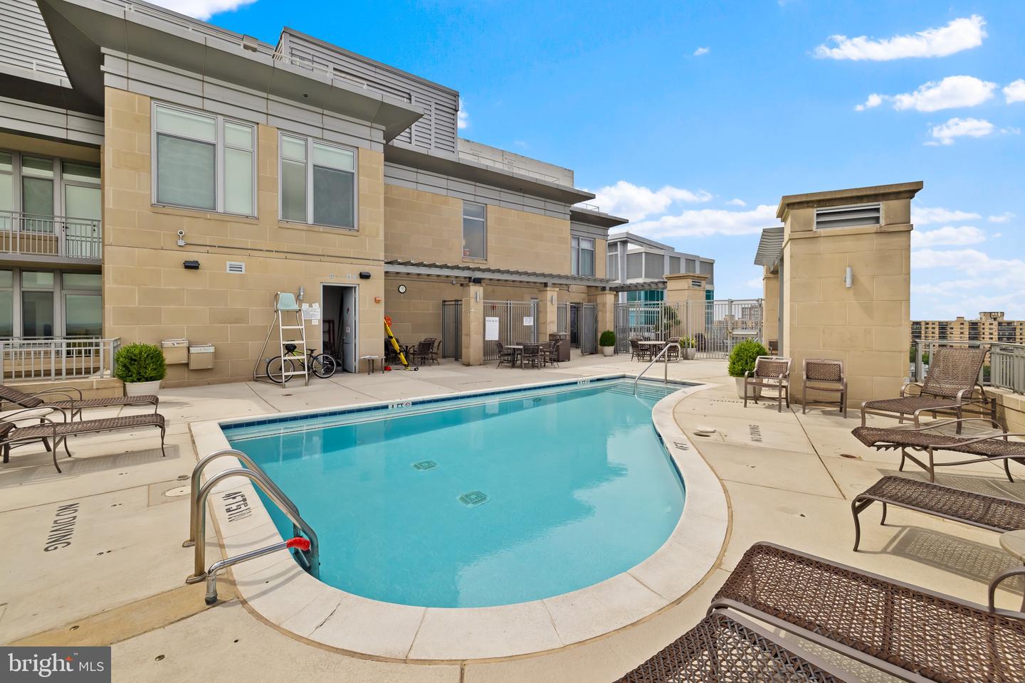8220 CRESTWOOD HEIGHTS DR #213, MCLEAN, Virginia 22102, 1 Bedroom Bedrooms, ,1 BathroomBathrooms,Residential,For sale,8220 CRESTWOOD HEIGHTS DR #213,VAFX2256032 MLS # VAFX2256032
