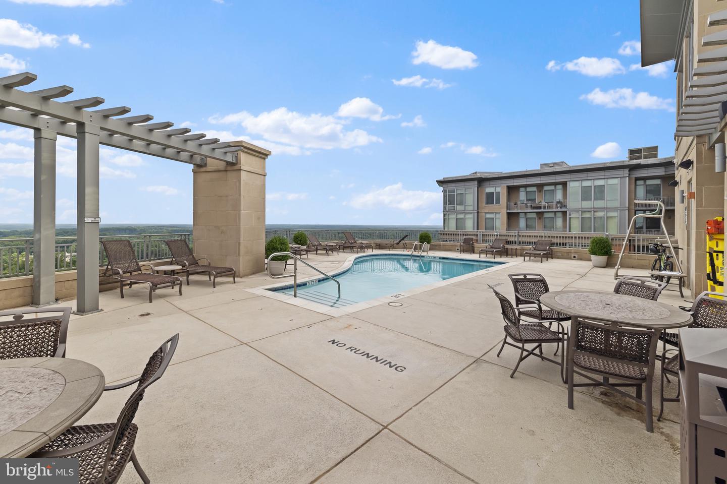 8220 CRESTWOOD HEIGHTS DR #213, MCLEAN, Virginia 22102, 1 Bedroom Bedrooms, ,1 BathroomBathrooms,Residential,For sale,8220 CRESTWOOD HEIGHTS DR #213,VAFX2256032 MLS # VAFX2256032