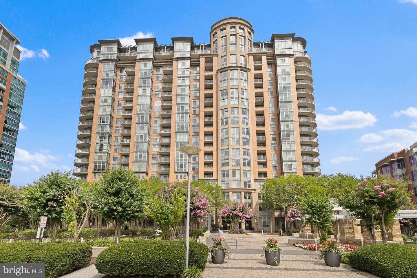 8220 CRESTWOOD HEIGHTS DR #213, MCLEAN, Virginia 22102, 1 Bedroom Bedrooms, ,1 BathroomBathrooms,Residential,For sale,8220 CRESTWOOD HEIGHTS DR #213,VAFX2256032 MLS # VAFX2256032