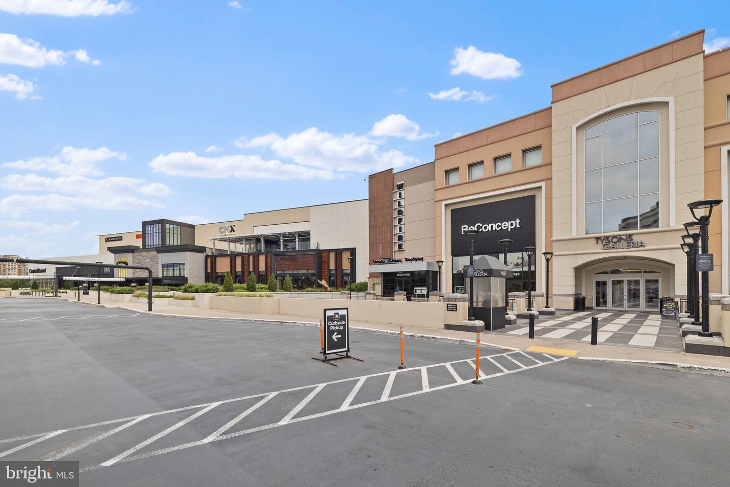 8220 CRESTWOOD HEIGHTS DR #213, MCLEAN, Virginia 22102, 1 Bedroom Bedrooms, ,1 BathroomBathrooms,Residential,For sale,8220 CRESTWOOD HEIGHTS DR #213,VAFX2256032 MLS # VAFX2256032