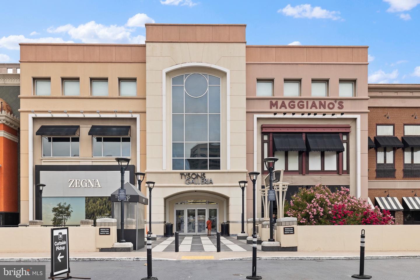 8220 CRESTWOOD HEIGHTS DR #213, MCLEAN, Virginia 22102, 1 Bedroom Bedrooms, ,1 BathroomBathrooms,Residential,For sale,8220 CRESTWOOD HEIGHTS DR #213,VAFX2256032 MLS # VAFX2256032
