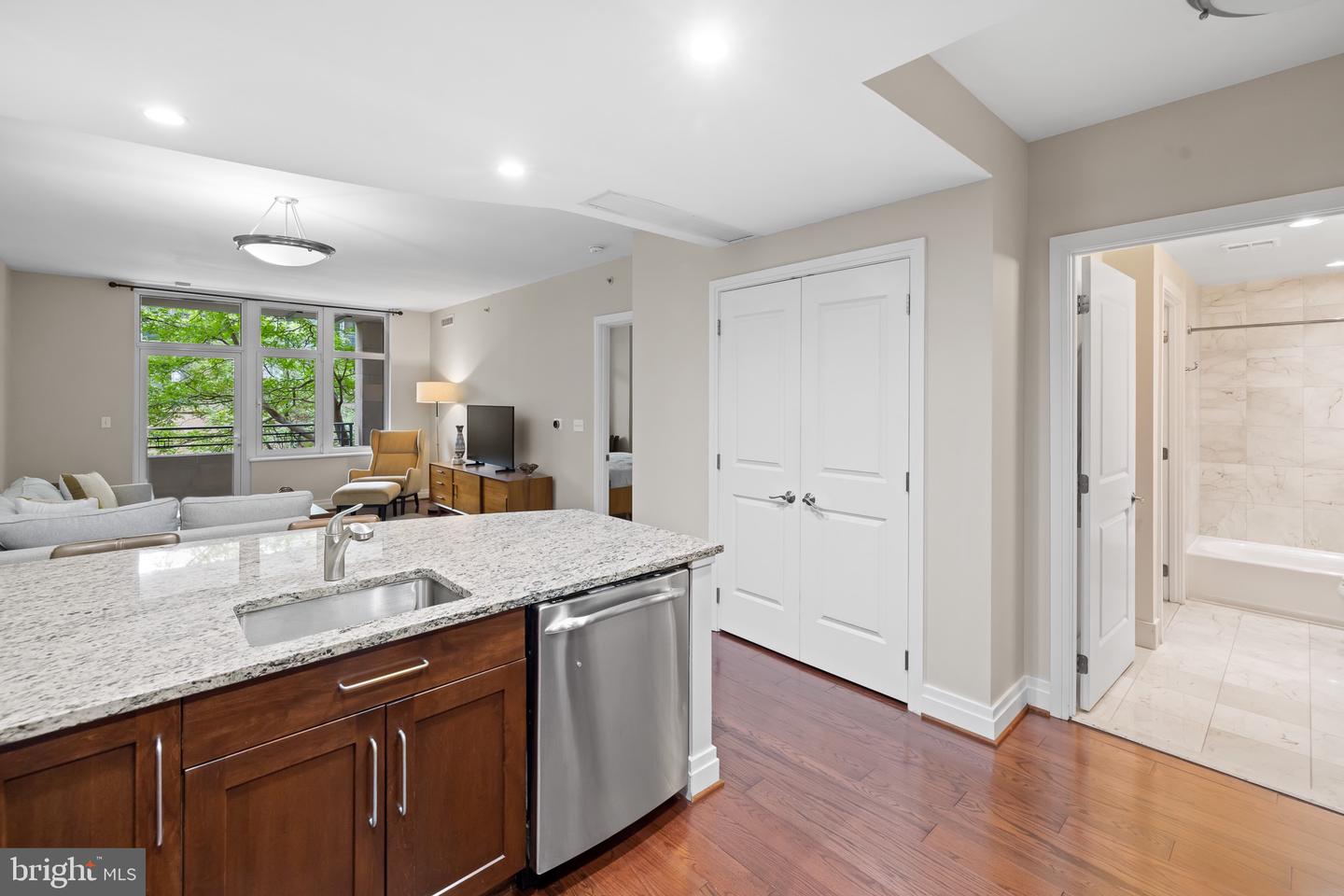 8220 CRESTWOOD HEIGHTS DR #213, MCLEAN, Virginia 22102, 1 Bedroom Bedrooms, ,1 BathroomBathrooms,Residential,For sale,8220 CRESTWOOD HEIGHTS DR #213,VAFX2256032 MLS # VAFX2256032