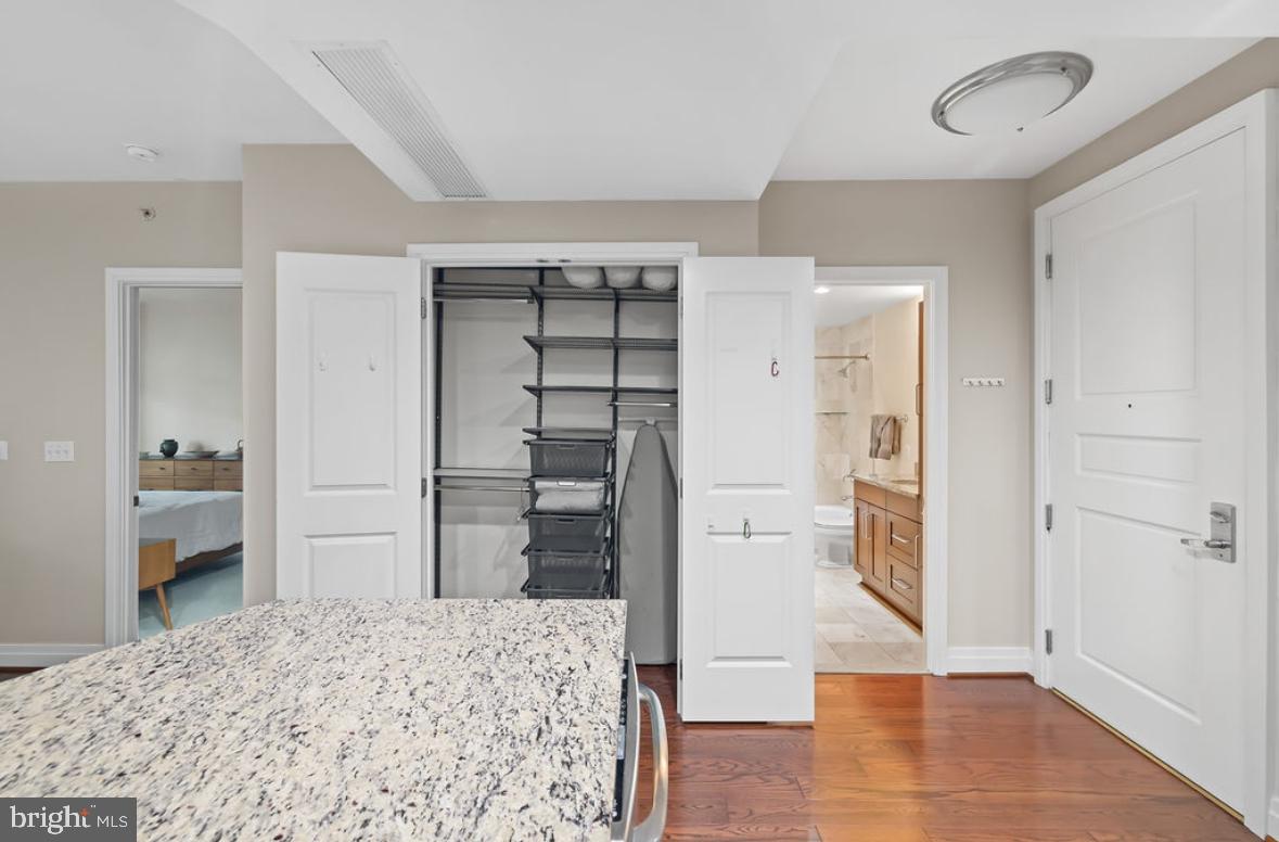 8220 CRESTWOOD HEIGHTS DR #213, MCLEAN, Virginia 22102, 1 Bedroom Bedrooms, ,1 BathroomBathrooms,Residential,For sale,8220 CRESTWOOD HEIGHTS DR #213,VAFX2256032 MLS # VAFX2256032