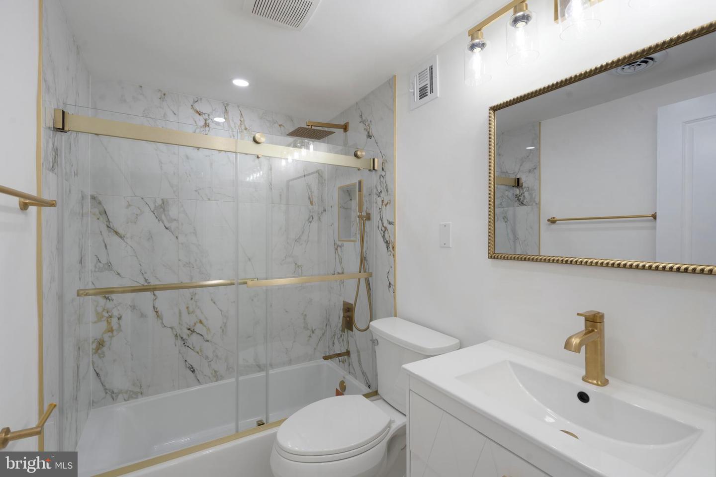 1931 N CLEVELAND ST #207, ARLINGTON, Virginia 22201, 2 Bedrooms Bedrooms, ,1 BathroomBathrooms,Residential,For sale,1931 N CLEVELAND ST #207,VAAR2060888 MLS # VAAR2060888
