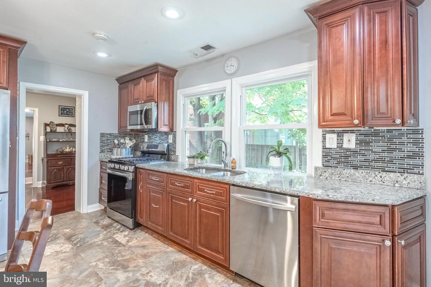 214 LEWIS ST NW, VIENNA, Virginia 22180, 5 Bedrooms Bedrooms, ,3 BathroomsBathrooms,Residential,For sale,214 LEWIS ST NW,VAFX2256940 MLS # VAFX2256940