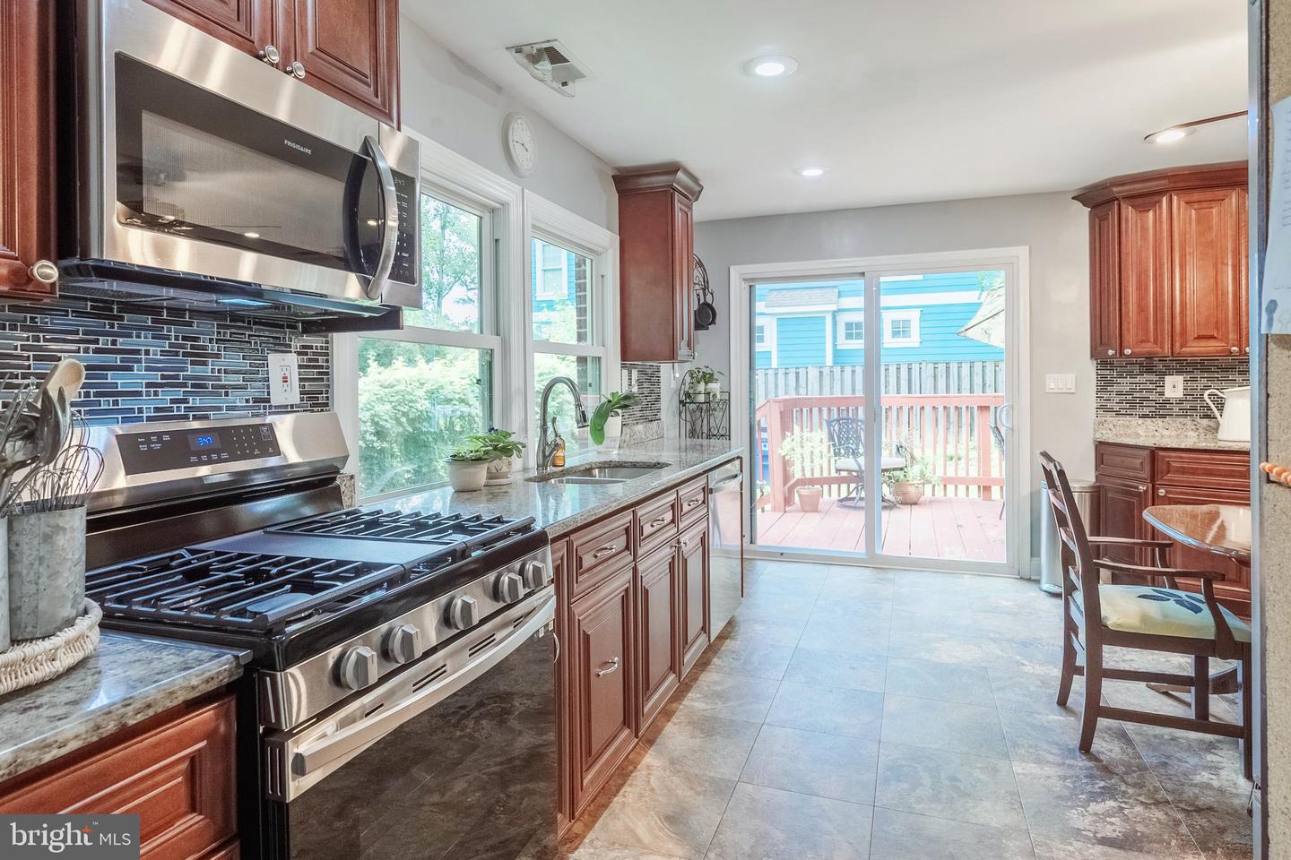 214 LEWIS ST NW, VIENNA, Virginia 22180, 5 Bedrooms Bedrooms, ,3 BathroomsBathrooms,Residential,For sale,214 LEWIS ST NW,VAFX2256940 MLS # VAFX2256940