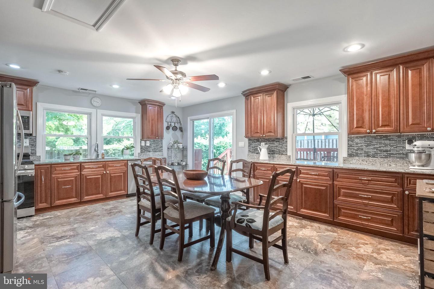 214 LEWIS ST NW, VIENNA, Virginia 22180, 5 Bedrooms Bedrooms, ,3 BathroomsBathrooms,Residential,For sale,214 LEWIS ST NW,VAFX2256940 MLS # VAFX2256940