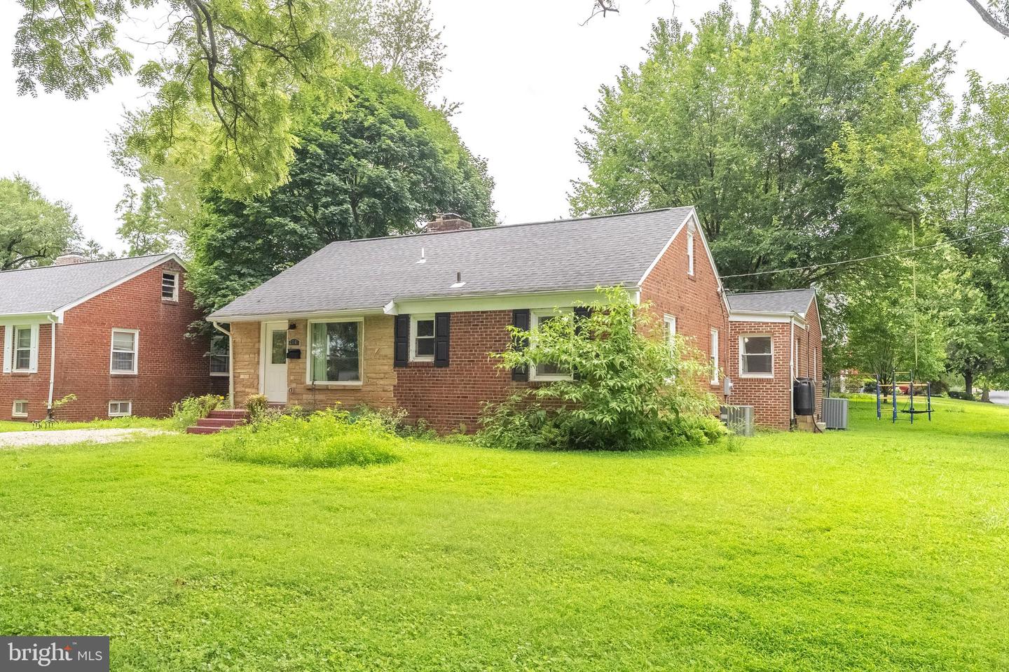 214 LEWIS ST NW, VIENNA, Virginia 22180, 5 Bedrooms Bedrooms, ,3 BathroomsBathrooms,Residential,For sale,214 LEWIS ST NW,VAFX2256940 MLS # VAFX2256940