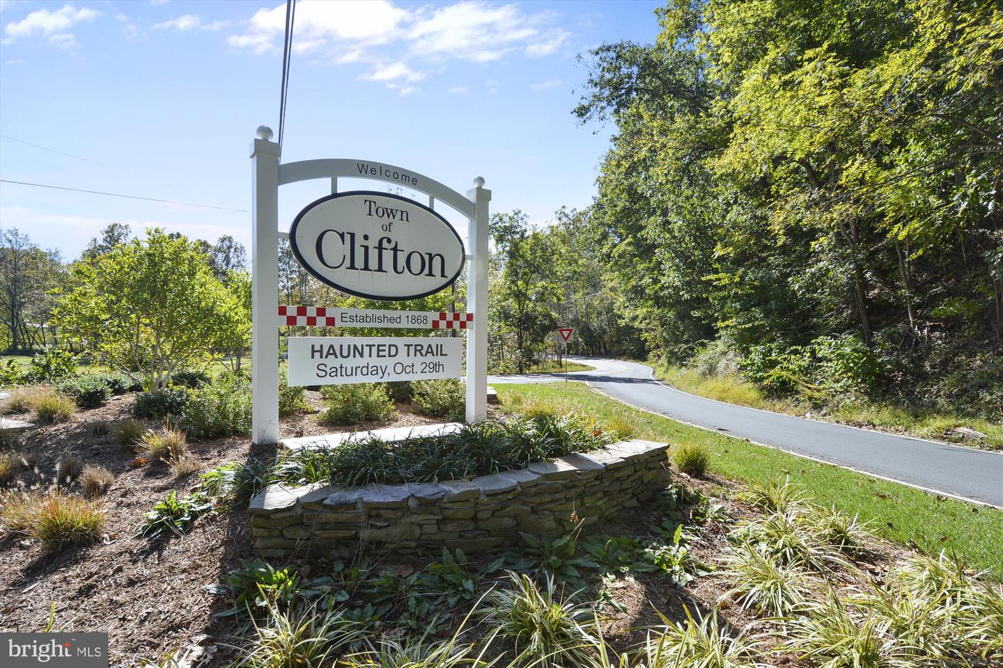 12377 HENDERSON RD, CLIFTON, Virginia 20124, 4 Bedrooms Bedrooms, ,2 BathroomsBathrooms,Residential,For sale,12377 HENDERSON RD,VAFX2256980 MLS # VAFX2256980