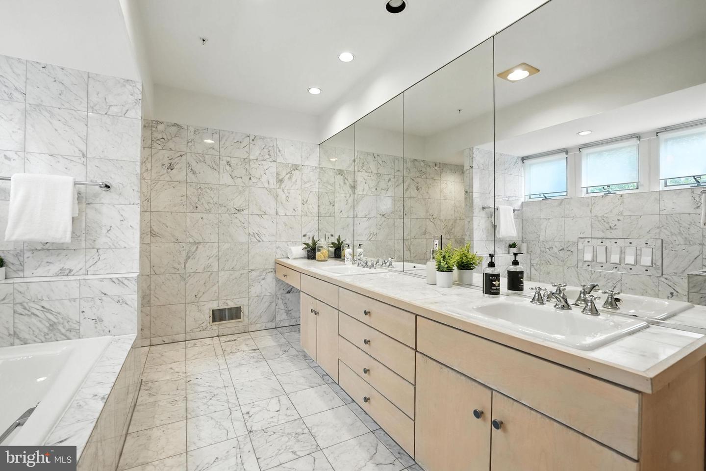 6702 OREGON AVE NW, WASHINGTON, District Of Columbia 20015, 5 Bedrooms Bedrooms, ,4 BathroomsBathrooms,Residential,For sale,6702 OREGON AVE NW,DCDC2211592 MLS # DCDC2211592