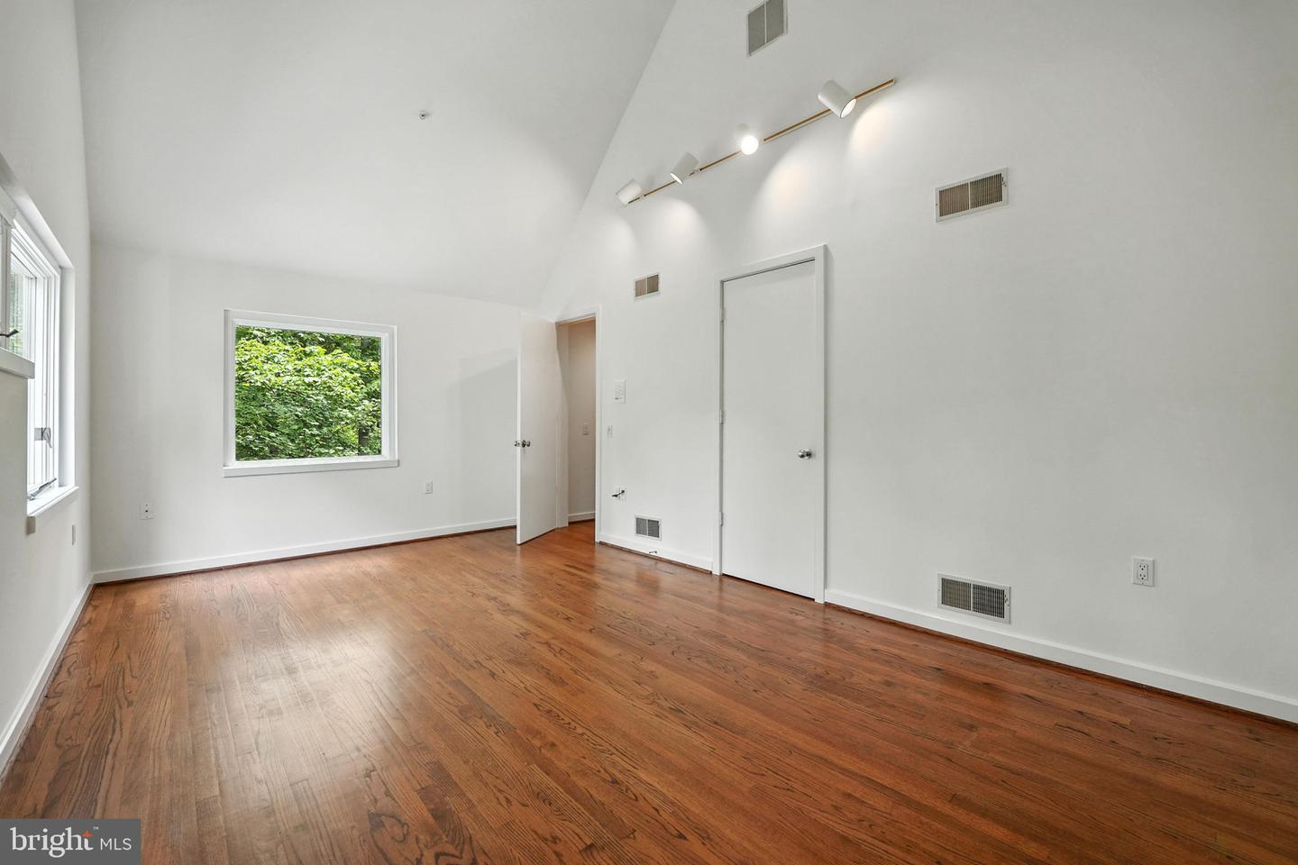 6702 OREGON AVE NW, WASHINGTON, District Of Columbia 20015, 5 Bedrooms Bedrooms, ,4 BathroomsBathrooms,Residential,For sale,6702 OREGON AVE NW,DCDC2211592 MLS # DCDC2211592