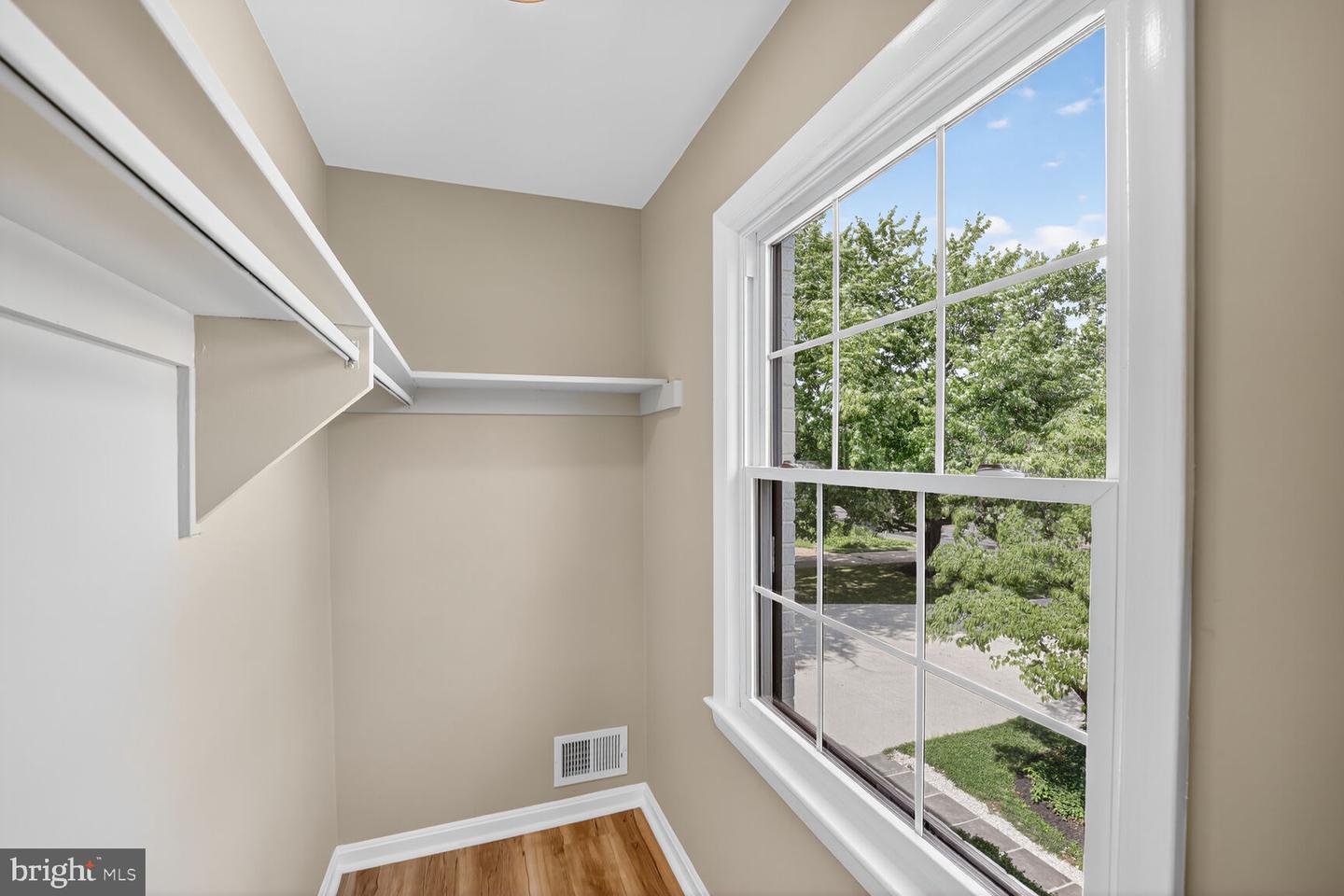 520 N QUAKER LN, ALEXANDRIA, Virginia 22304, 4 Bedrooms Bedrooms, ,2 BathroomsBathrooms,Residential,For sale,520 N QUAKER LN,VAAX2047730 MLS # VAAX2047730