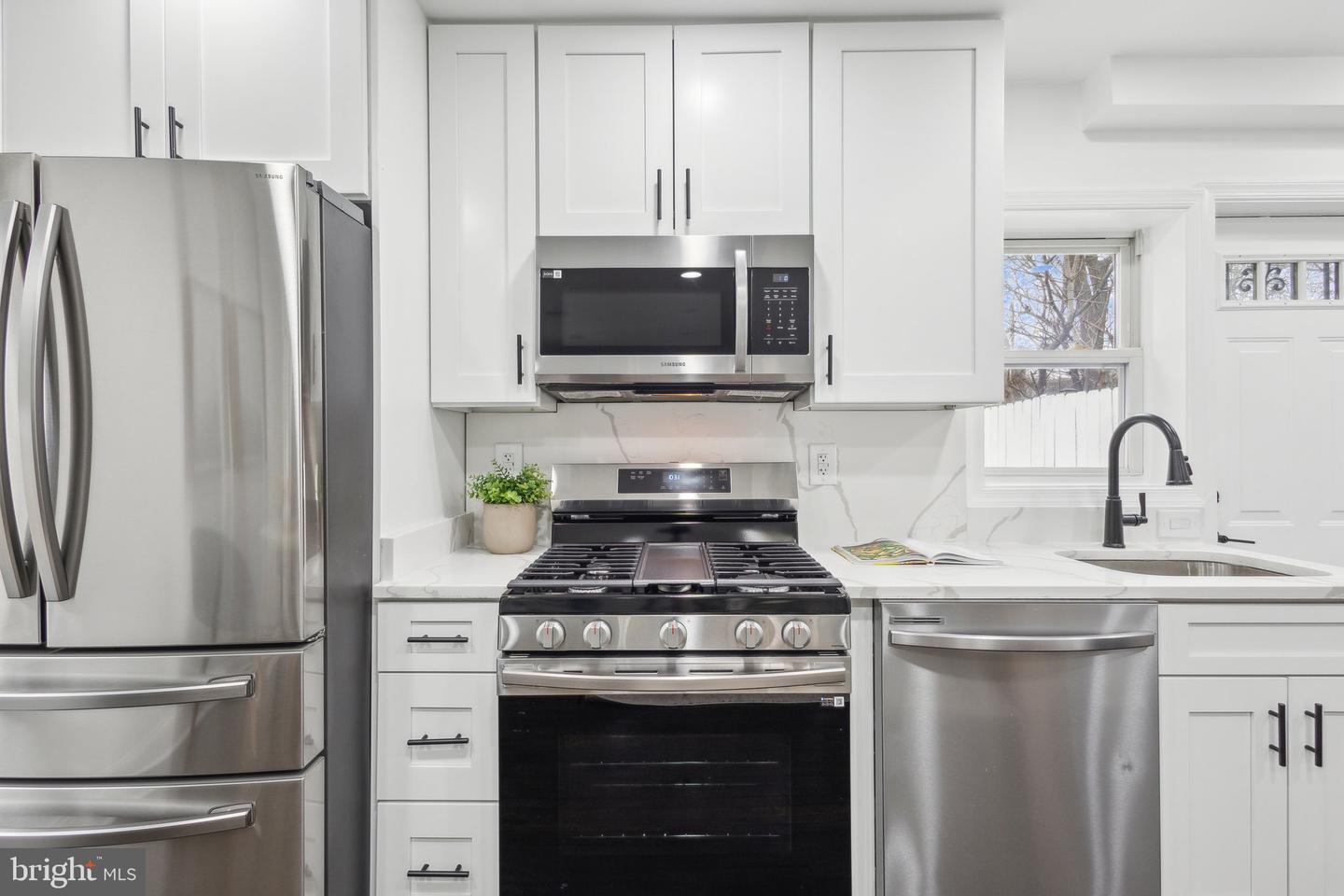 2215 FARRINGTON AVE, ALEXANDRIA, Virginia 22303, 3 Bedrooms Bedrooms, ,2 BathroomsBathrooms,Residential,For sale,2215 FARRINGTON AVE,VAFX2257132 MLS # VAFX2257132