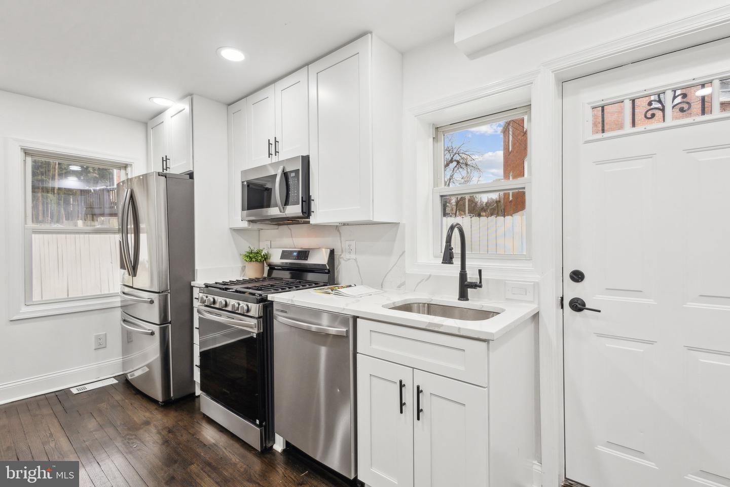 2215 FARRINGTON AVE, ALEXANDRIA, Virginia 22303, 3 Bedrooms Bedrooms, ,2 BathroomsBathrooms,Residential,For sale,2215 FARRINGTON AVE,VAFX2257132 MLS # VAFX2257132