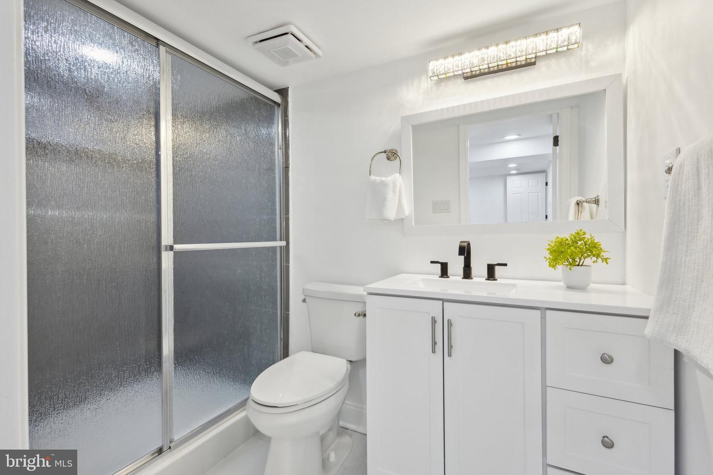 2215 FARRINGTON AVE, ALEXANDRIA, Virginia 22303, 3 Bedrooms Bedrooms, ,2 BathroomsBathrooms,Residential,For sale,2215 FARRINGTON AVE,VAFX2257132 MLS # VAFX2257132