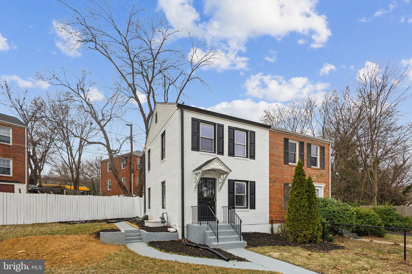 2215 FARRINGTON AVE, ALEXANDRIA, Virginia 22303, 3 Bedrooms Bedrooms, ,2 BathroomsBathrooms,Residential,For sale,2215 FARRINGTON AVE,VAFX2257132 MLS # VAFX2257132