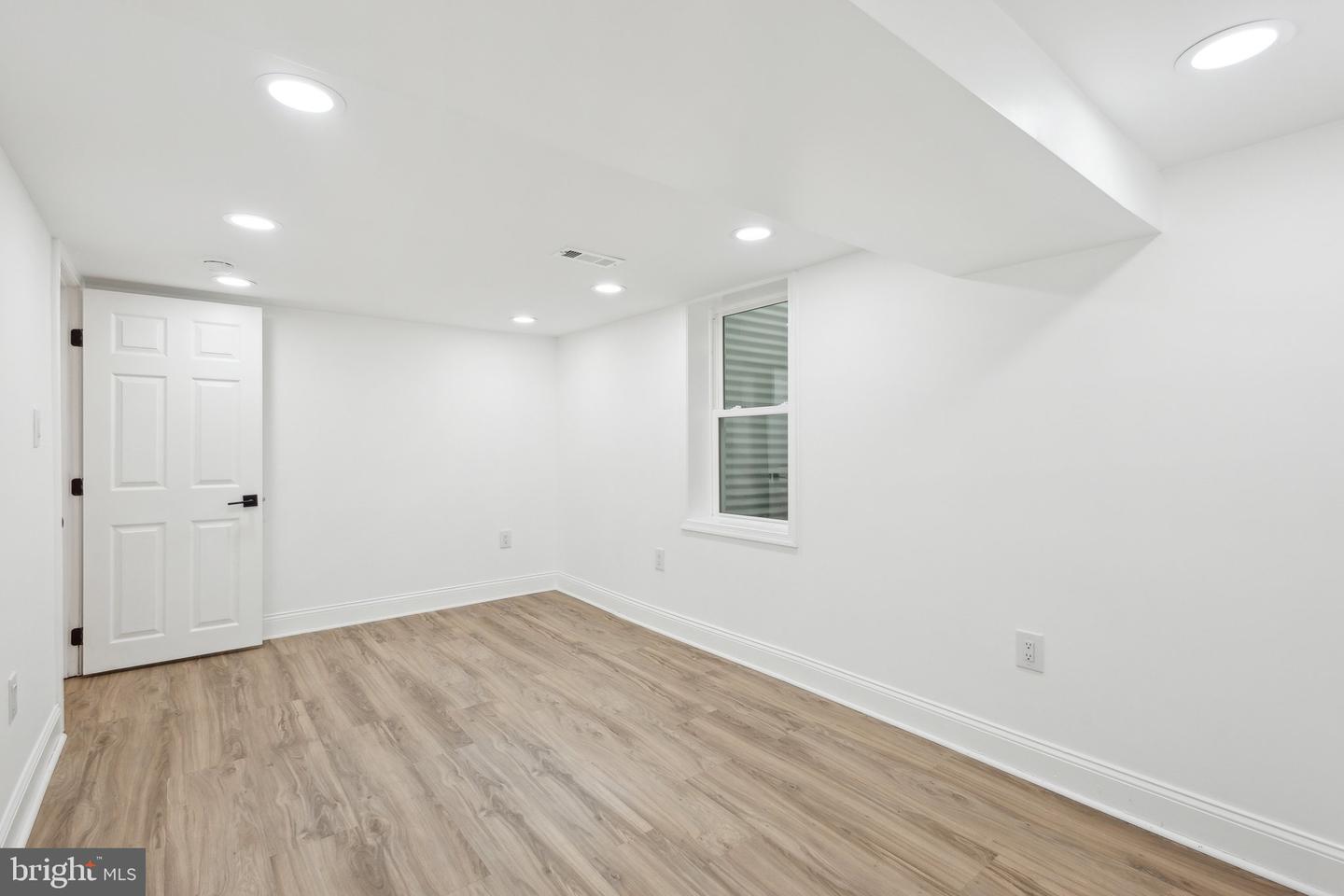 2215 FARRINGTON AVE, ALEXANDRIA, Virginia 22303, 3 Bedrooms Bedrooms, ,2 BathroomsBathrooms,Residential,For sale,2215 FARRINGTON AVE,VAFX2257132 MLS # VAFX2257132