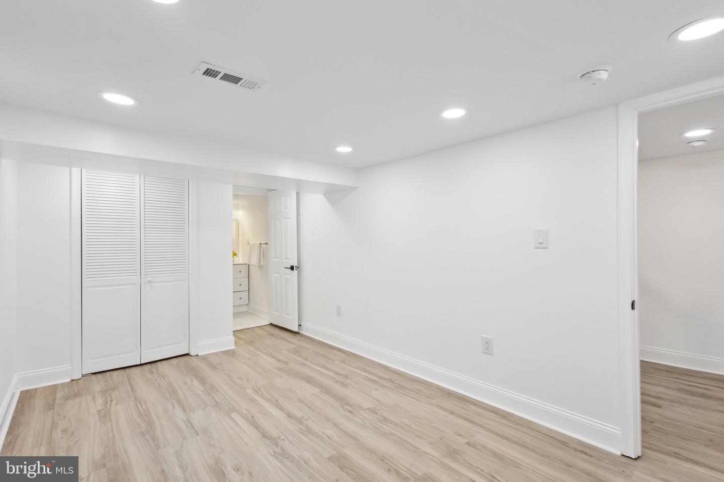 2215 FARRINGTON AVE, ALEXANDRIA, Virginia 22303, 3 Bedrooms Bedrooms, ,2 BathroomsBathrooms,Residential,For sale,2215 FARRINGTON AVE,VAFX2257132 MLS # VAFX2257132