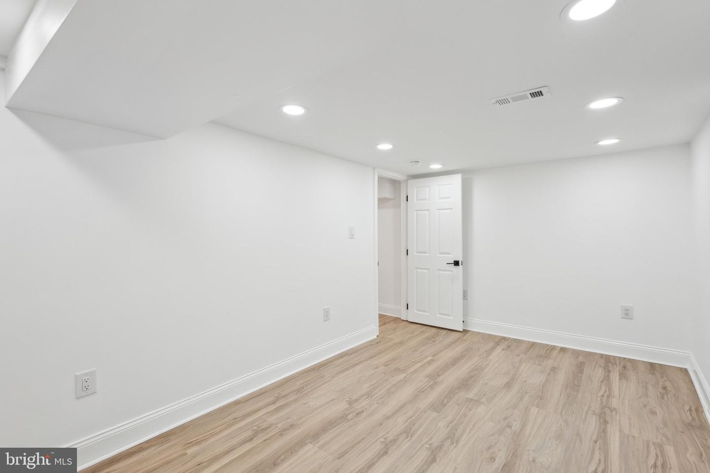 2215 FARRINGTON AVE, ALEXANDRIA, Virginia 22303, 3 Bedrooms Bedrooms, ,2 BathroomsBathrooms,Residential,For sale,2215 FARRINGTON AVE,VAFX2257132 MLS # VAFX2257132