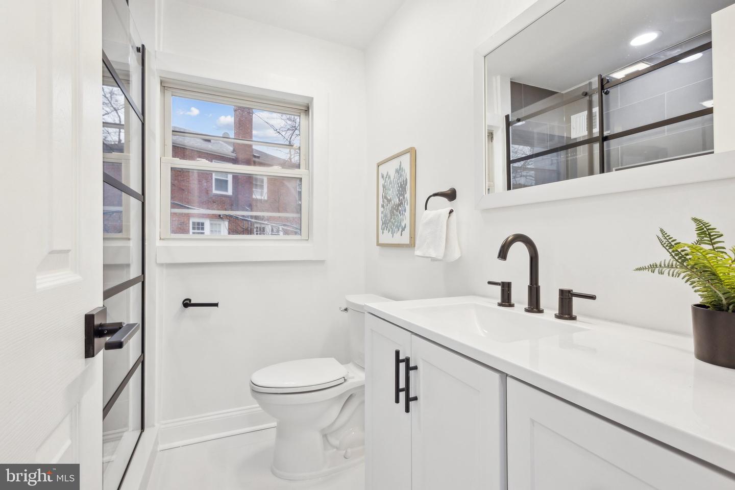 2215 FARRINGTON AVE, ALEXANDRIA, Virginia 22303, 3 Bedrooms Bedrooms, ,2 BathroomsBathrooms,Residential,For sale,2215 FARRINGTON AVE,VAFX2257132 MLS # VAFX2257132