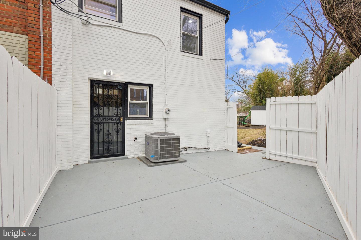 2215 FARRINGTON AVE, ALEXANDRIA, Virginia 22303, 3 Bedrooms Bedrooms, ,2 BathroomsBathrooms,Residential,For sale,2215 FARRINGTON AVE,VAFX2257132 MLS # VAFX2257132