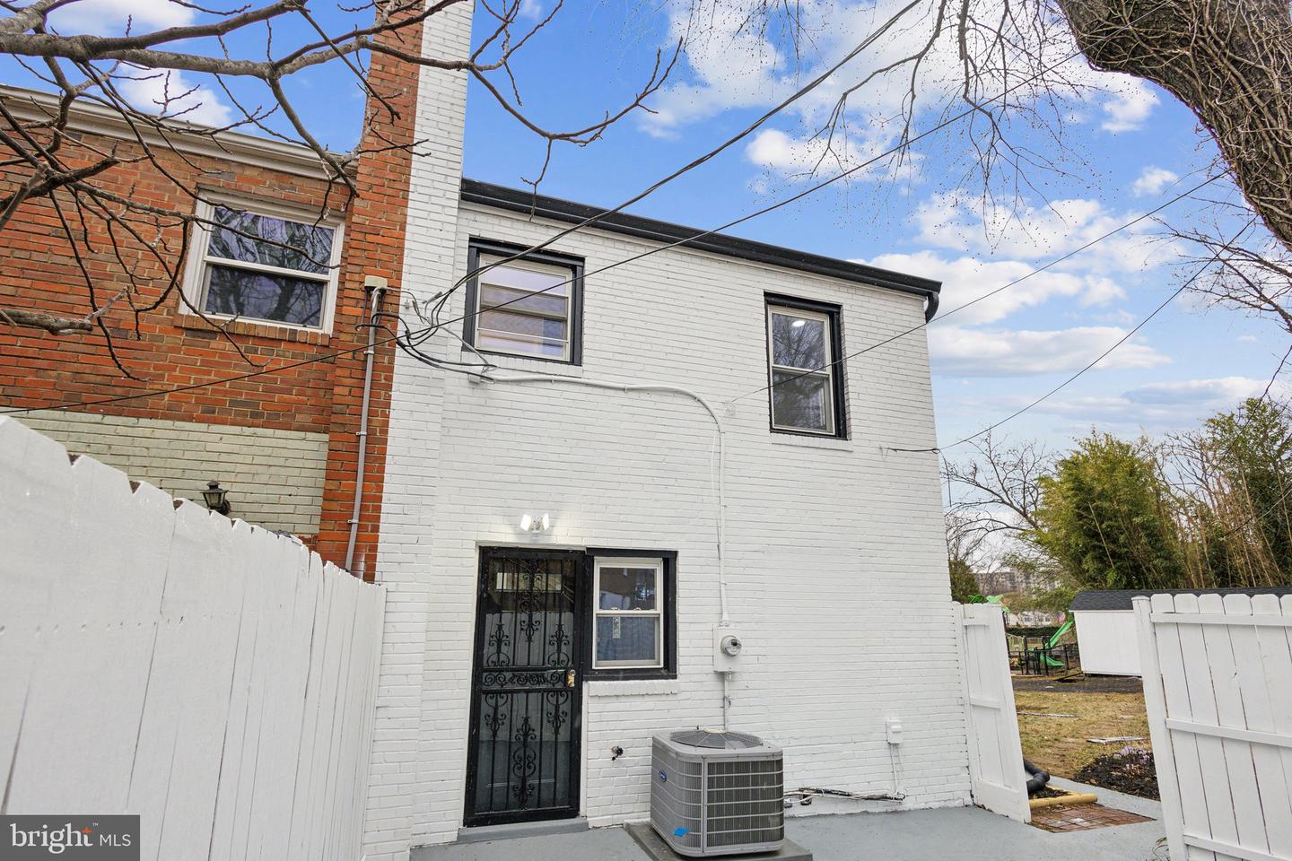 2215 FARRINGTON AVE, ALEXANDRIA, Virginia 22303, 3 Bedrooms Bedrooms, ,2 BathroomsBathrooms,Residential,For sale,2215 FARRINGTON AVE,VAFX2257132 MLS # VAFX2257132