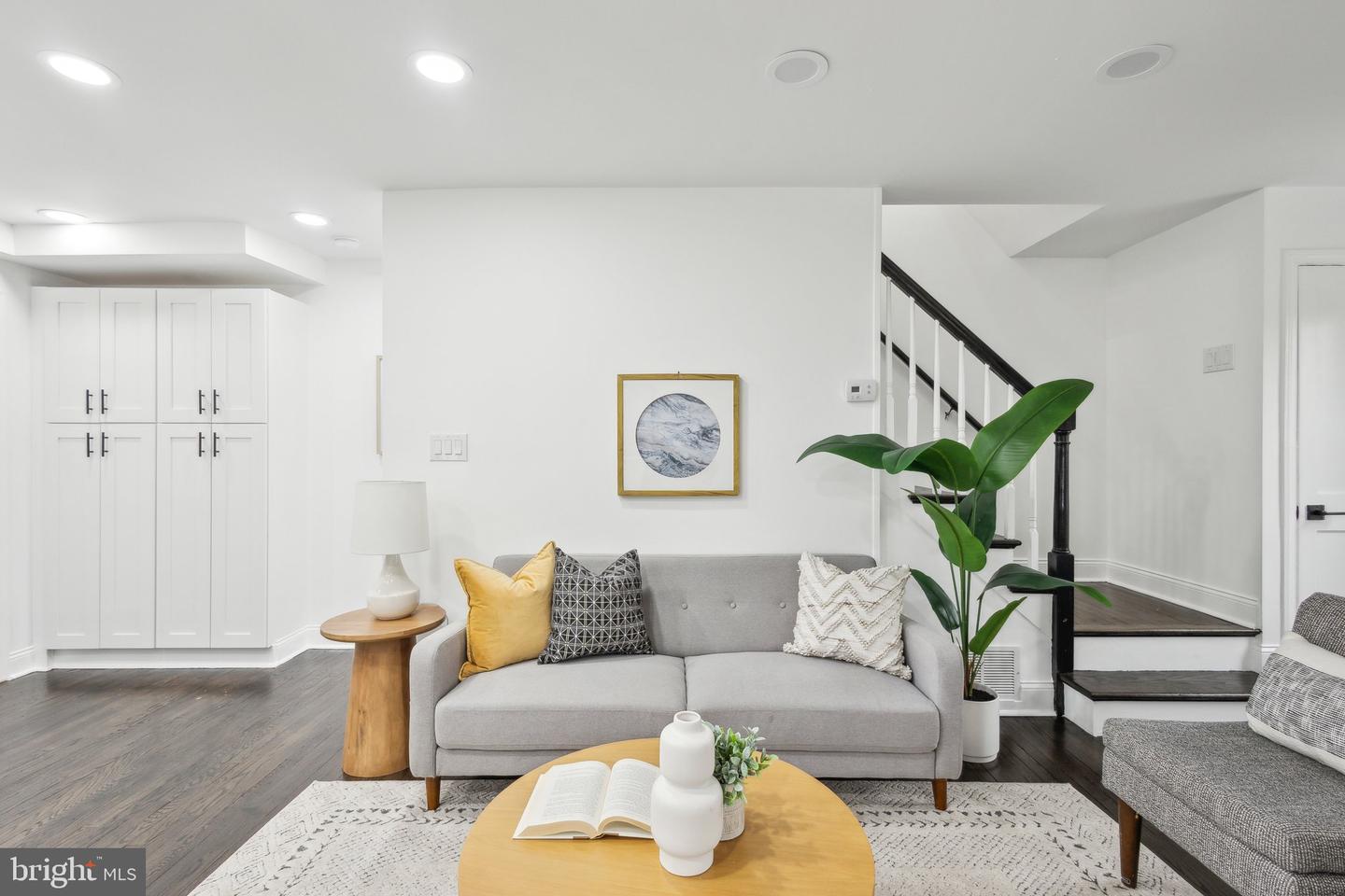 2215 FARRINGTON AVE, ALEXANDRIA, Virginia 22303, 3 Bedrooms Bedrooms, ,2 BathroomsBathrooms,Residential,For sale,2215 FARRINGTON AVE,VAFX2257132 MLS # VAFX2257132