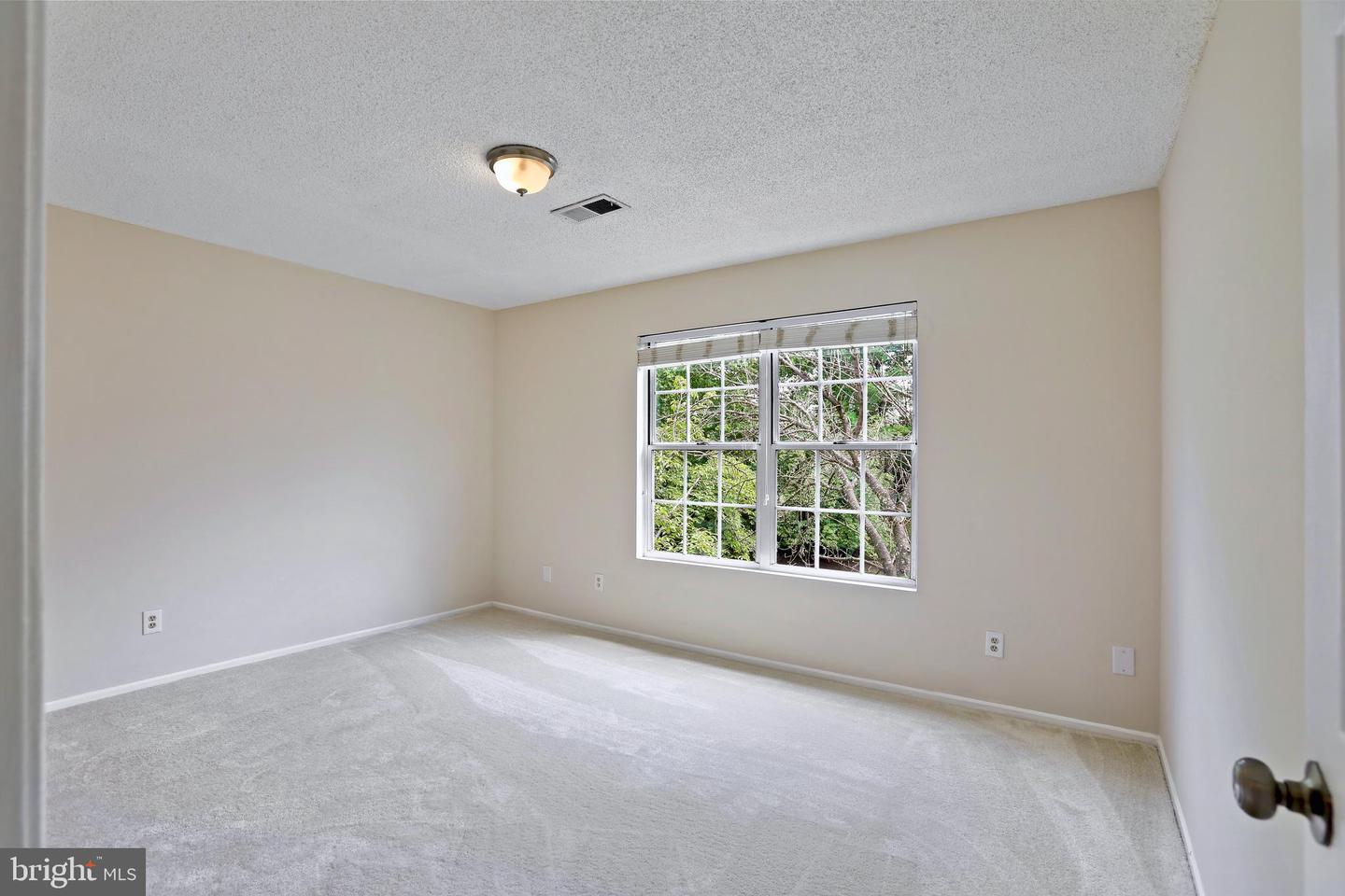 1117 HUNTMASTER TER NE #302, LEESBURG, Virginia 20176, 2 Bedrooms Bedrooms, ,2 BathroomsBathrooms,Residential,For sale,1117 HUNTMASTER TER NE #302,VALO2095962 MLS # VALO2095962