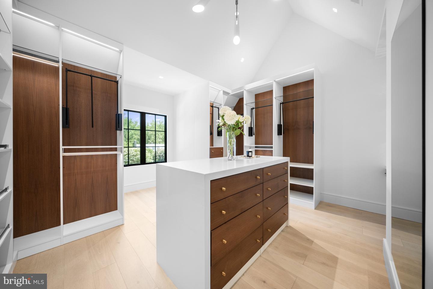 1004 DOGUE HILL LN, MCLEAN, Virginia 22101, 6 Bedrooms Bedrooms, ,6 BathroomsBathrooms,Residential,For sale,1004 DOGUE HILL LN,VAFX2253226 MLS # VAFX2253226