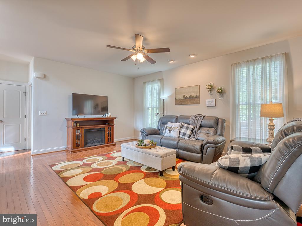 3314 BARNETTS CROSSING PL, TRIANGLE, Virginia 22172, 4 Bedrooms Bedrooms, ,3 BathroomsBathrooms,Residential,For sale,3314 BARNETTS CROSSING PL,VAPW2099576 MLS # VAPW2099576