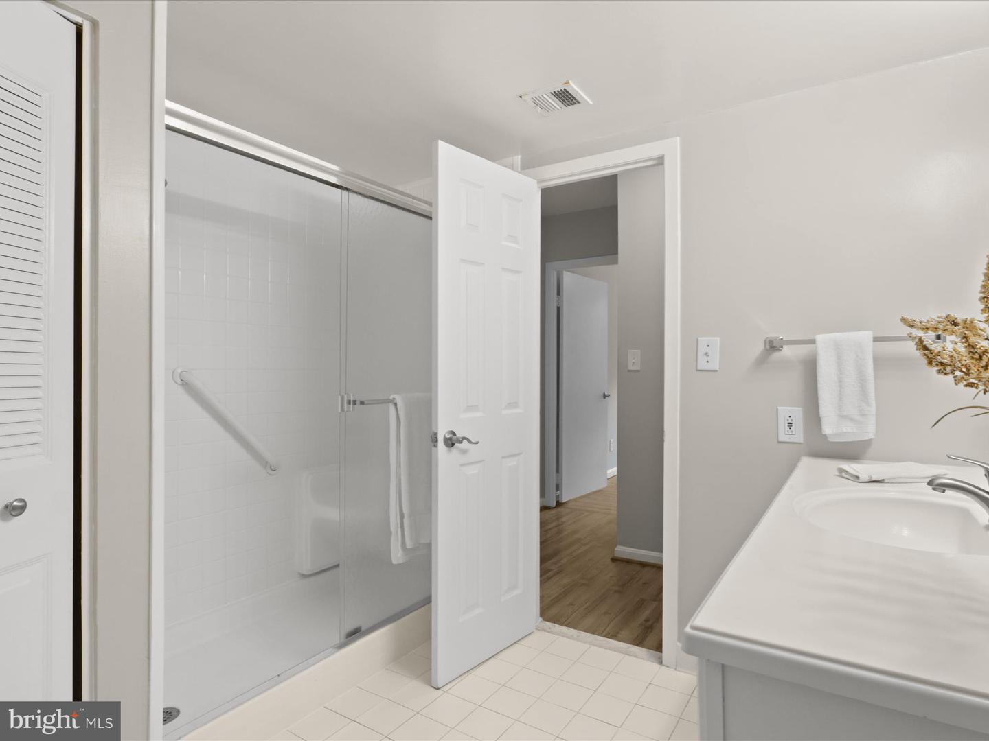 3713 S GEORGE MASON DR #T2W, FALLS CHURCH, Virginia 22041, 3 Bedrooms Bedrooms, ,2 BathroomsBathrooms,Residential,For sale,3713 S GEORGE MASON DR #T2W,VAFX2257230 MLS # VAFX2257230