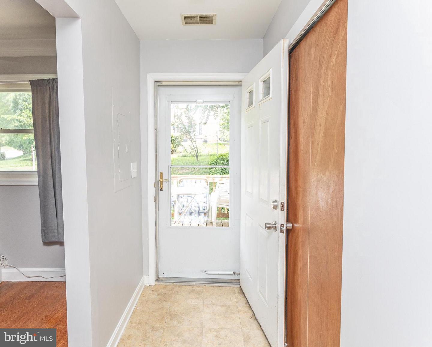1829 N DINWIDDIE ST, ARLINGTON, Virginia 22207, 3 Bedrooms Bedrooms, ,2 BathroomsBathrooms,Residential,For sale,1829 N DINWIDDIE ST,VAAR2059118 MLS # VAAR2059118