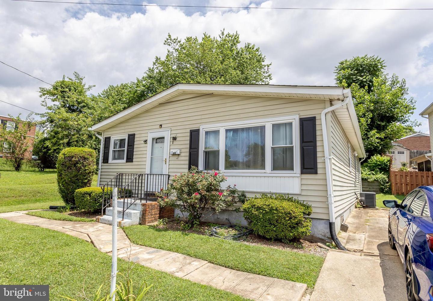 1829 N DINWIDDIE ST, ARLINGTON, Virginia 22207, 3 Bedrooms Bedrooms, ,2 BathroomsBathrooms,Residential,For sale,1829 N DINWIDDIE ST,VAAR2059118 MLS # VAAR2059118