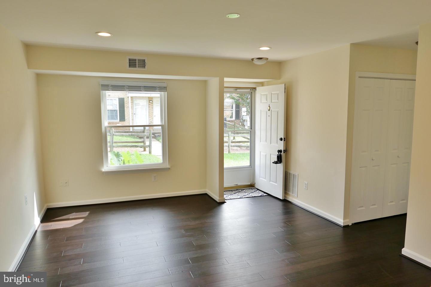 74 HANCOCK PL NE, LEESBURG, Virginia 20176, 2 Bedrooms Bedrooms, ,1 BathroomBathrooms,Residential,For sale,74 HANCOCK PL NE,VALO2102842 MLS # VALO2102842