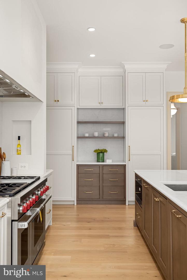 2109 ELLIOTT AVE, MCLEAN, Virginia 22101, 6 Bedrooms Bedrooms, ,6 BathroomsBathrooms,Residential,For sale,2109 ELLIOTT AVE,VAFX2254664 MLS # VAFX2254664