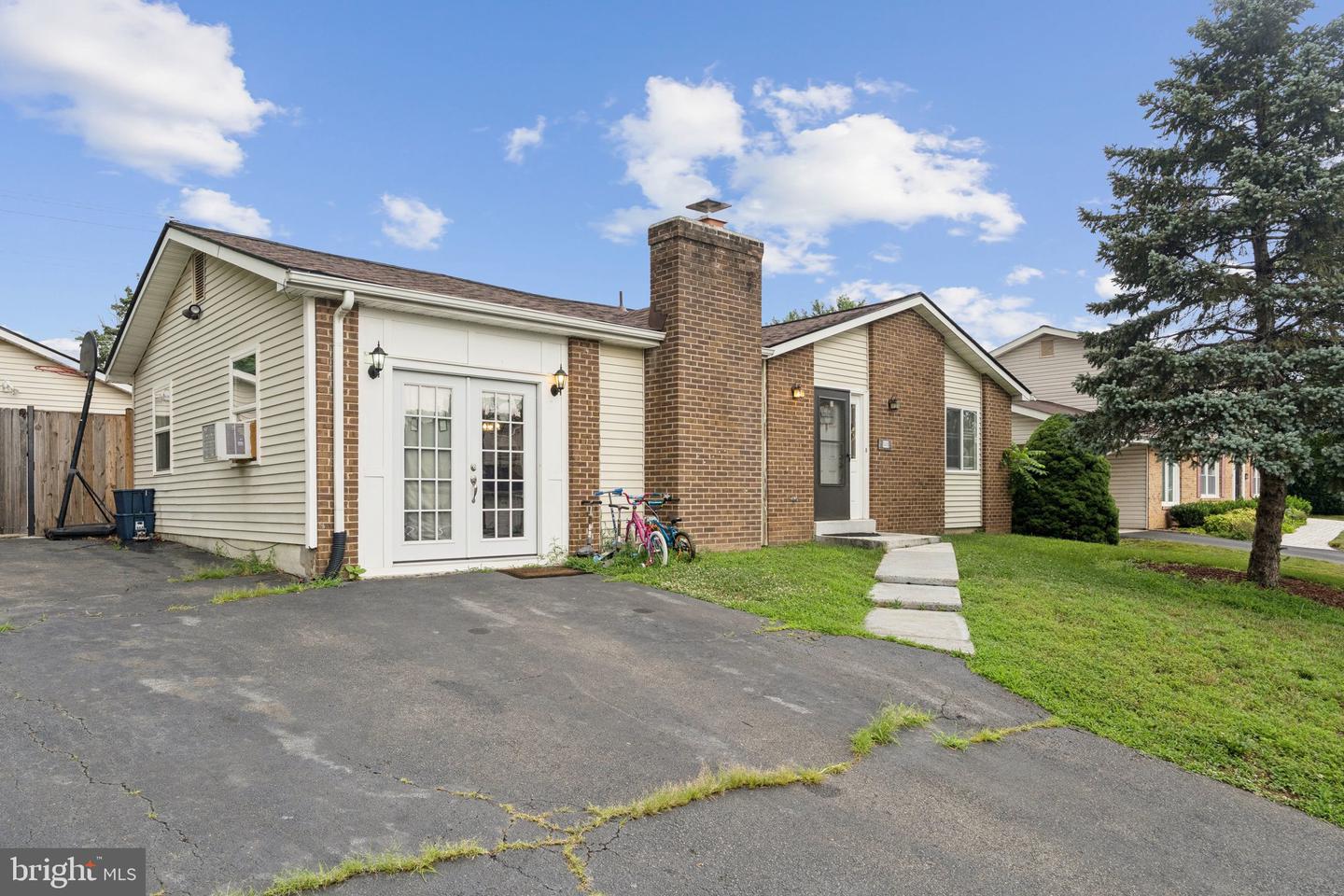 805 N YORK RD, STERLING, Virginia 20164, 5 Bedrooms Bedrooms, ,3 BathroomsBathrooms,Residential,For sale,805 N YORK RD,VALO2102820 MLS # VALO2102820