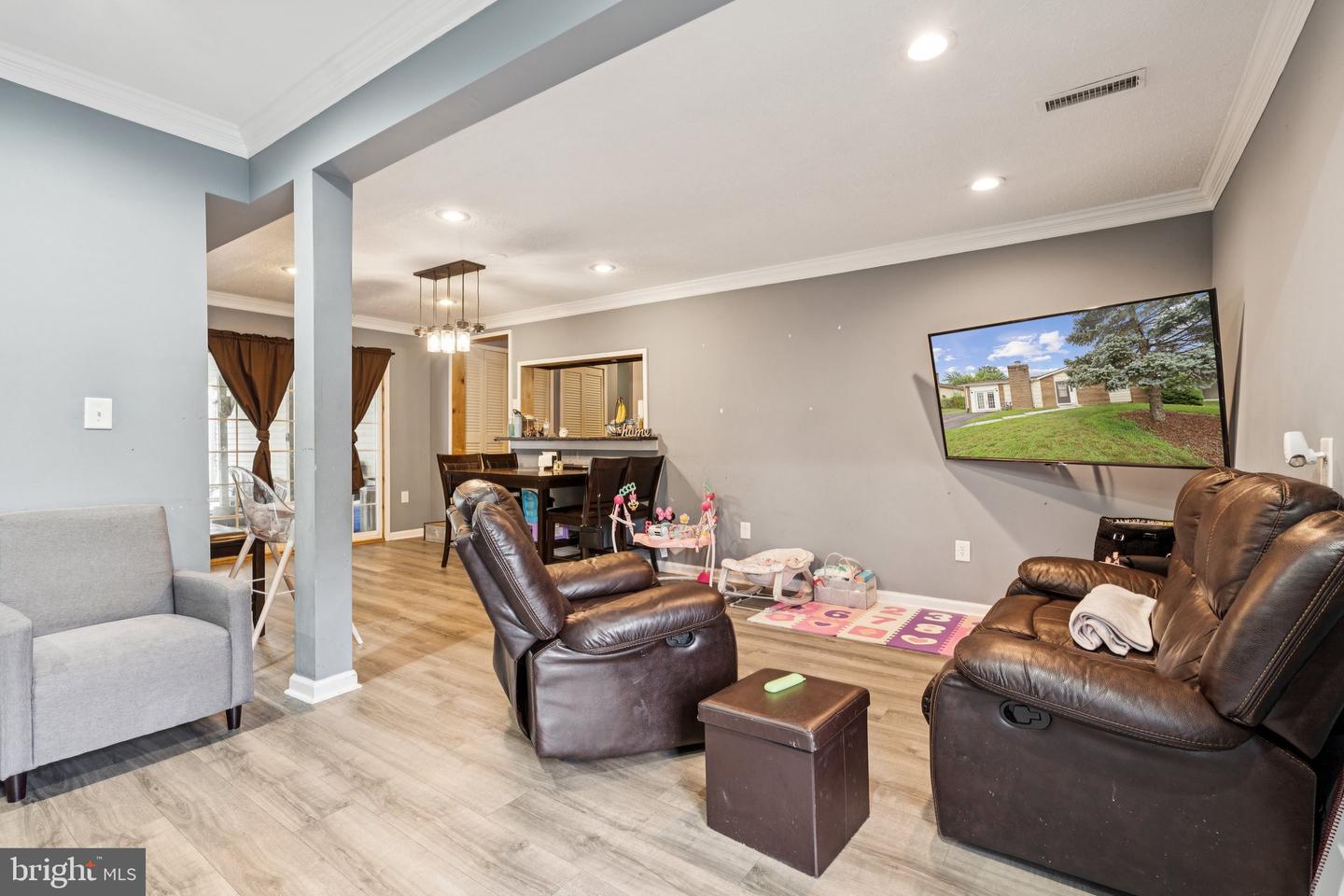 805 N YORK RD, STERLING, Virginia 20164, 5 Bedrooms Bedrooms, ,3 BathroomsBathrooms,Residential,For sale,805 N YORK RD,VALO2102820 MLS # VALO2102820