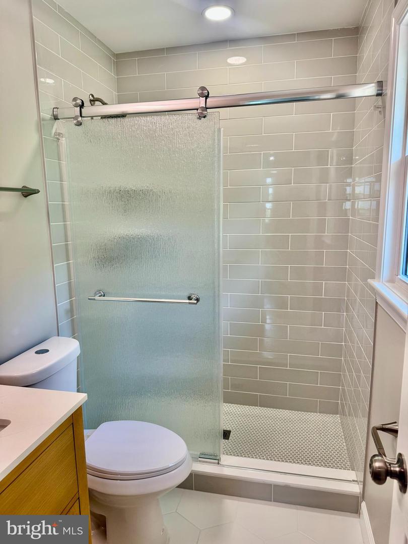 7504-B DAVIAN DR, ANNANDALE, Virginia 22003, 5 Bedrooms Bedrooms, 5 Rooms Rooms,3 BathroomsBathrooms,Residential,For sale,7504-B DAVIAN DR,VAFX2256888 MLS # VAFX2256888