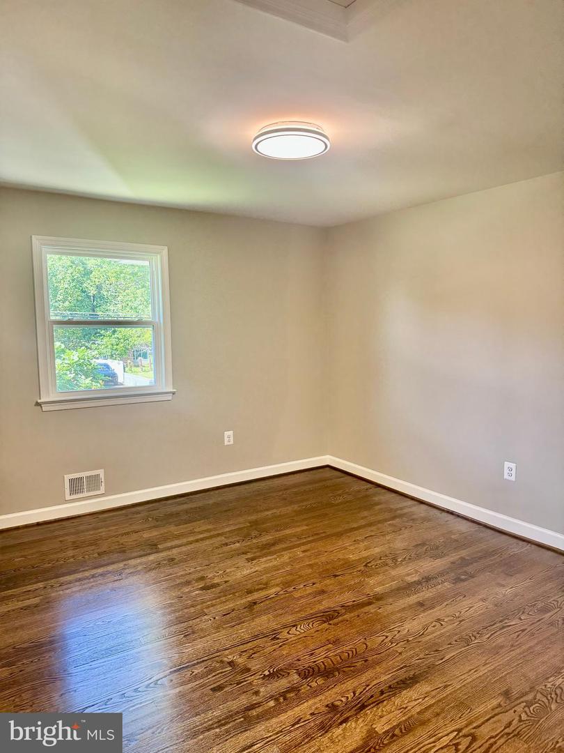 7504-B DAVIAN DR, ANNANDALE, Virginia 22003, 5 Bedrooms Bedrooms, 5 Rooms Rooms,3 BathroomsBathrooms,Residential,For sale,7504-B DAVIAN DR,VAFX2256888 MLS # VAFX2256888