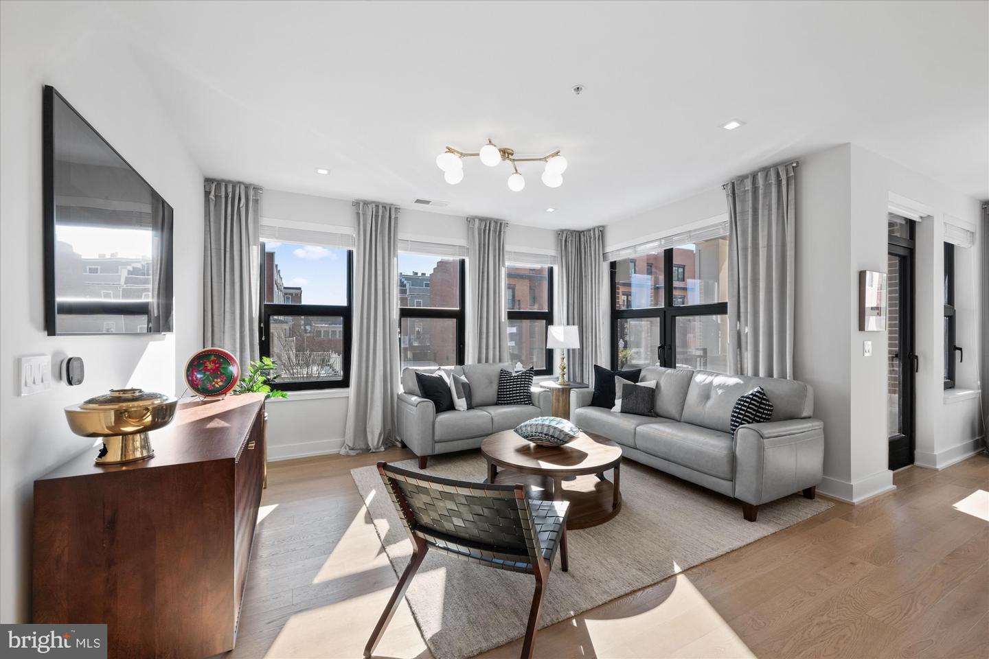 737 SWANN AVE #212, ALEXANDRIA, Virginia 22301, 2 Bedrooms Bedrooms, ,2 BathroomsBathrooms,Residential,For sale,737 SWANN AVE #212,VAAX2047800 MLS # VAAX2047800