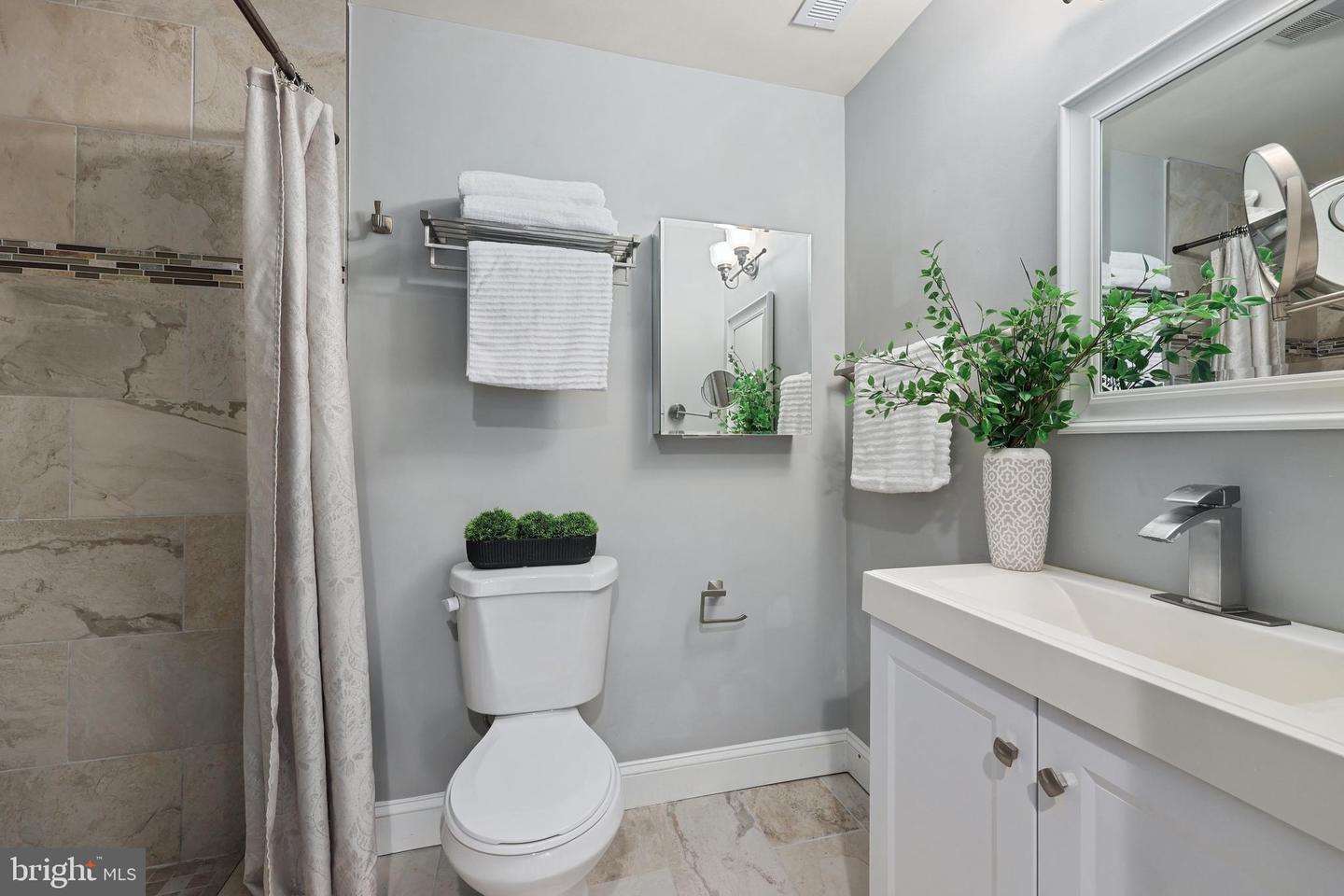 7400 BRADDOCK RD, ANNANDALE, Virginia 22003, 3 Bedrooms Bedrooms, ,3 BathroomsBathrooms,Residential,For sale,7400 BRADDOCK RD,VAFX2250446 MLS # VAFX2250446
