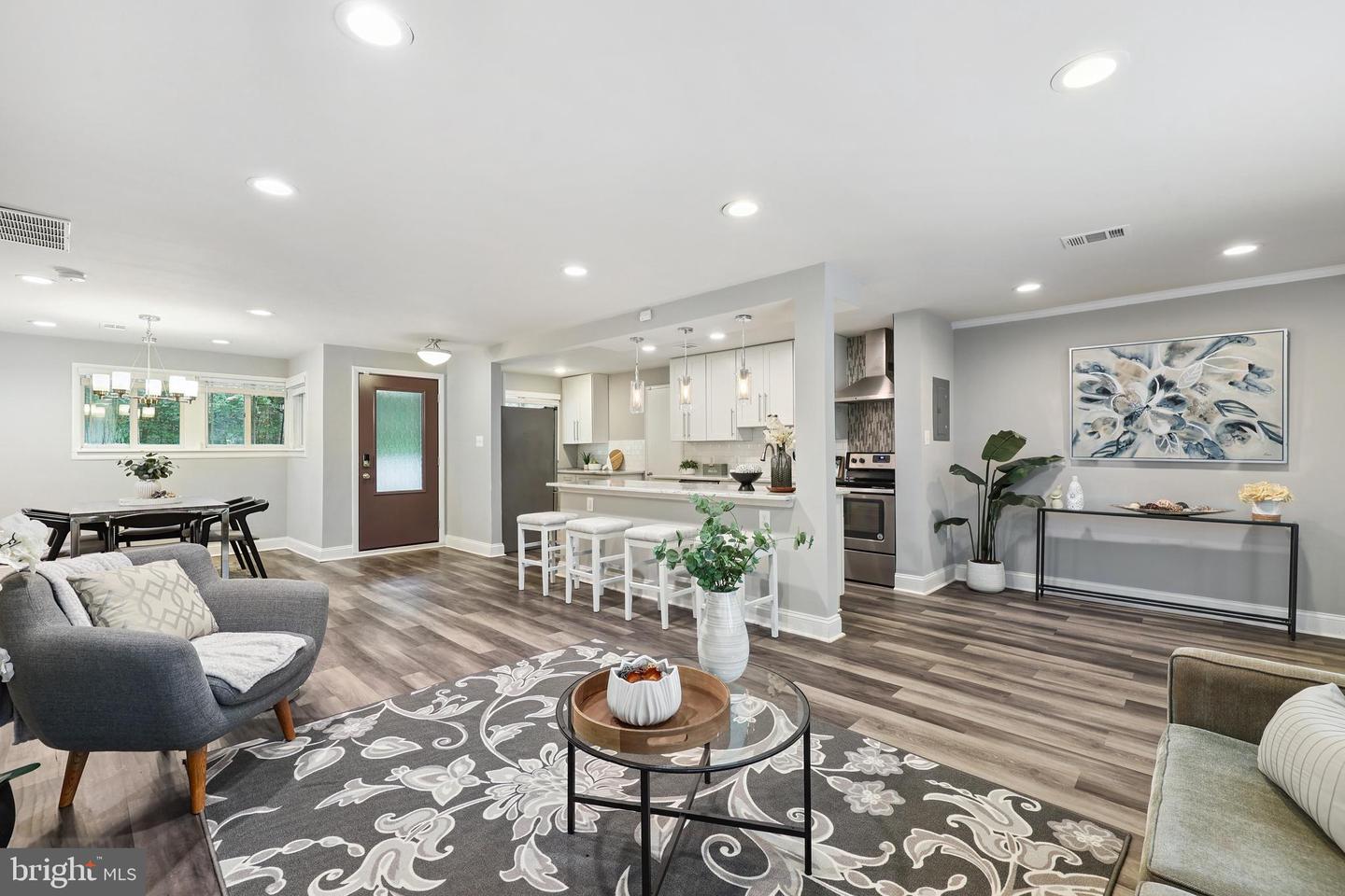7400 BRADDOCK RD, ANNANDALE, Virginia 22003, 3 Bedrooms Bedrooms, ,3 BathroomsBathrooms,Residential,For sale,7400 BRADDOCK RD,VAFX2250446 MLS # VAFX2250446