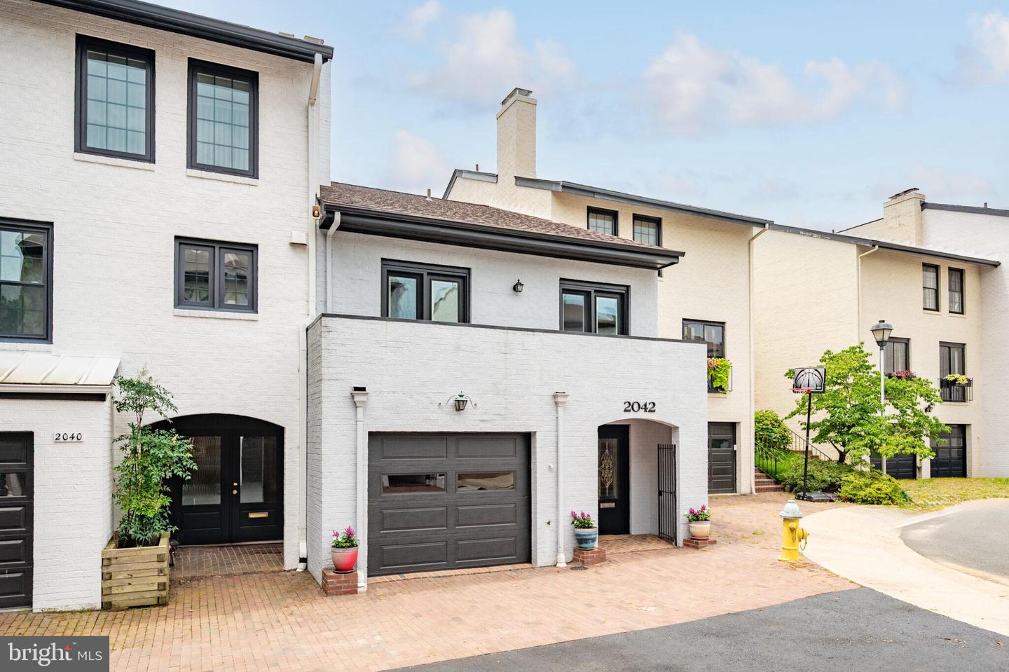 2042 N ABINGDON ST, ARLINGTON, Virginia 22207, 3 Bedrooms Bedrooms, ,3 BathroomsBathrooms,Residential,For sale,2042 N ABINGDON ST,VAAR2060912 MLS # VAAR2060912