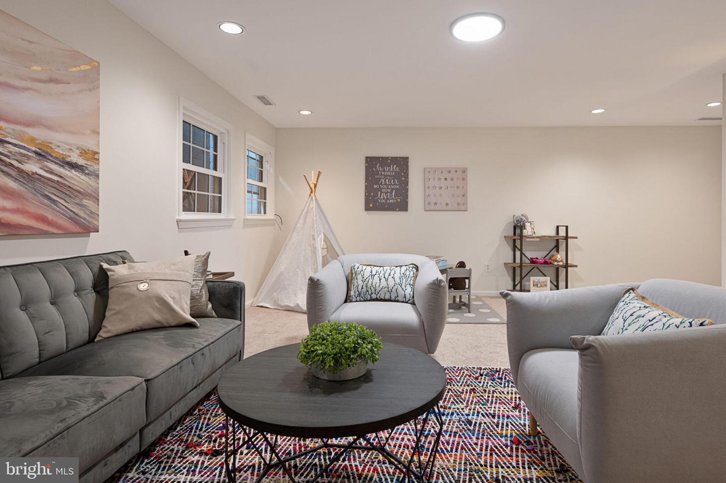 2042 N ABINGDON ST, ARLINGTON, Virginia 22207, 3 Bedrooms Bedrooms, ,3 BathroomsBathrooms,Residential,For sale,2042 N ABINGDON ST,VAAR2060912 MLS # VAAR2060912