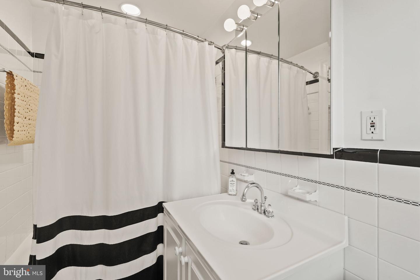 1703 RUSSELL RD, ALEXANDRIA, Virginia 22301, 3 Bedrooms Bedrooms, ,3 BathroomsBathrooms,Residential,For sale,1703 RUSSELL RD,VAAX2047816 MLS # VAAX2047816