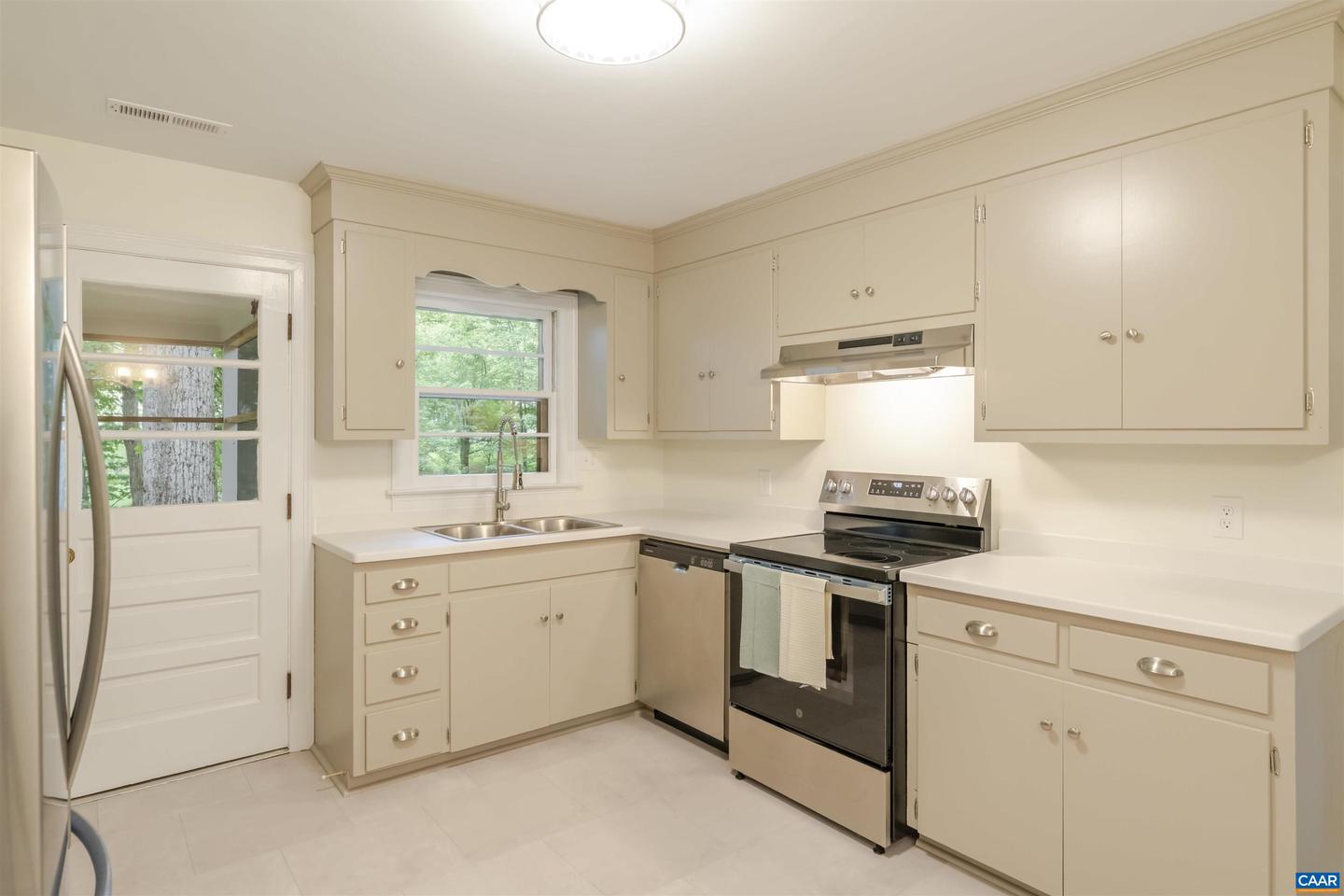 511 BERWICK CT, CHARLOTTESVILLE, Virginia 22901, 4 Bedrooms Bedrooms, ,3 BathroomsBathrooms,Residential,For sale,511 BERWICK CT,667084 MLS # 667084